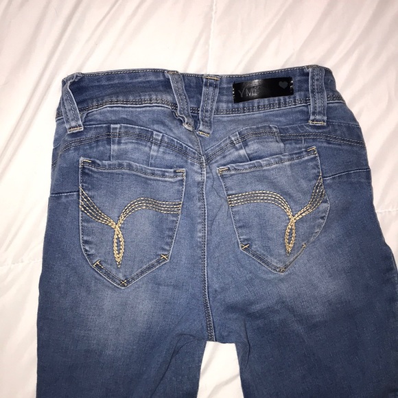 Light wash lightly distressed jeans - Picture 3 of 6